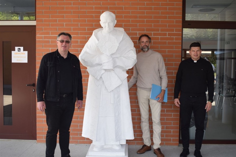 Akademski kipar Tomislav Kršnjavi darovao Svetištu MBB e kip kardinala Franje Kuharića3