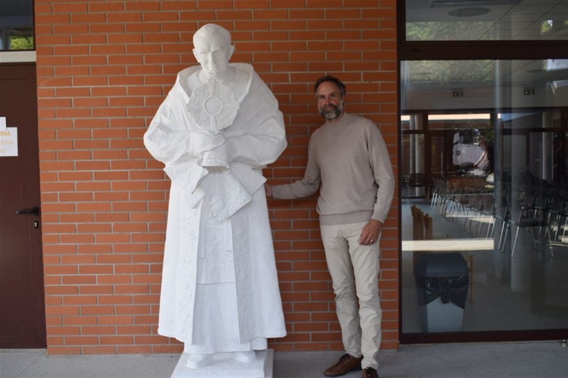 Akademski kipar Tomislav Kršnjavi darovao Svetištu MBB e kip kardinala Franje Kuharića1