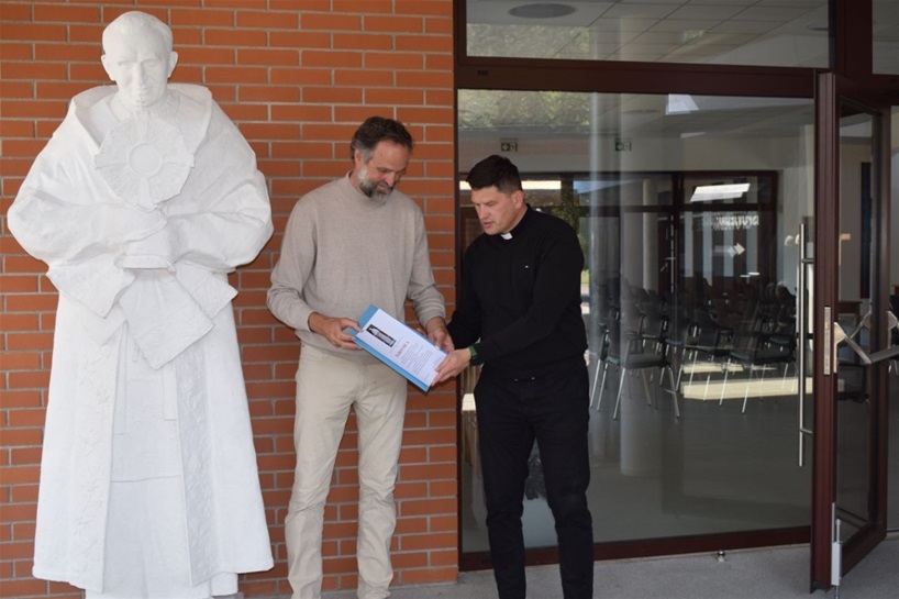 Akademski kipar Tomislav Kršnjavi darovao Svetištu MBB e kip kardinala Franje Kuharića2
